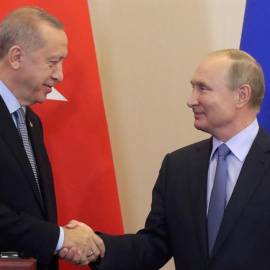 El presidente turco, Recep Tayyip Erdogan, y el ruso, Vladmir Putin, se estrechan la mano tras una comaprecencia conjunta el pasado 22 de octubre, en Moscú. EFE/EPA/SERGEI CHIRIKOV/POOL