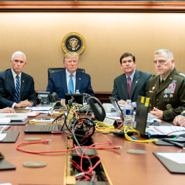 Foto facilitada por la Casa Blanca del presidente de los Estados Unidos, Donald Trump, el vicepresidente de los Estados Unidos, Mike Pence (2i), el secretario de Defensa de los Estados Unidos, Mark Esper (3d), junto con los miembros del equ
