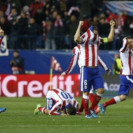 Los jugadores del Atlético de Madrid celebran la victoria ante el Bayer Leverkusen.- EFE
