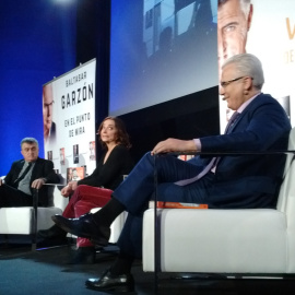 El Gran Wyoming, Pepa Bueno y Baltasar Garzón, en el Palacio de la Prensa de Madrid. / HENRIQUE MARIÑO