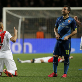 El español Cazorla se lamenta por la eliminación del Arsenal a manos del Mónaco. /REUTERS