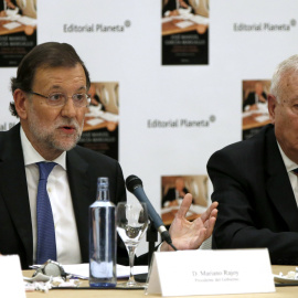 El presidente del Gobierno, Mariano Rajoy, durante la presentación del libro 'Todos los cielos conducen a España' del ministro de Asuntos Exteriores y Cooperación, José Manuel García-Margallo, en Madrid. EFE/Juan Carlos Hidalgo
