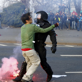 Grupos de manifestantes han protagonizado este miércoles violentos enfrentamientos con el fuerte operativo antidisturbios desplegado en Fráncfort ante la inauguración de la nueva sede del Banco Central Europeo (BCE) que tendrá lugar este mi