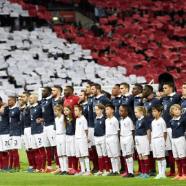 Jugadores de la selección francesa cantan su himno nacional al inicio del partido amistoso ante Inglaterra. / EFE