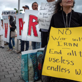 Manifestación pacifista en Miani (Florida, EEUU), contra la guerra contra Iran. EFE/EPA/CRISTOBAL HERRERA