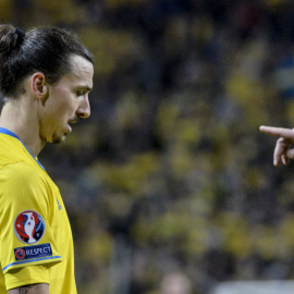 Ibrahimovic, durante un momento del partido contra Dinamarca. REUTERS