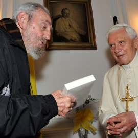El Papa Benedicto XVI se reúne con Fidel Castro en marzo de 2012./ REUTERS