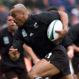 Lomu, con el balón bajo el brazo, en un encuentro del Mundial de rugby de 1999. /REUTERS