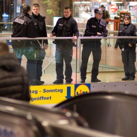 Agentes de la Policía alemana vigilan la principal estación de tren de Hannover (Alemania). EFE/Axel Heimken