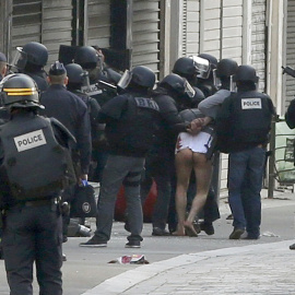 Uno de los detenidos sale a la fuerza del piso de Saint Denis.- REUTERS.