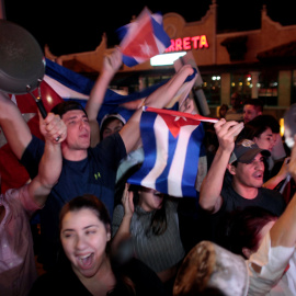 Personas celebran en la pequeña Habana de Miami la muerte de Fidel Castro. /REUTERS