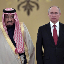 El presidente ruso Vladimir Putin y el rey Salman de Arabia Saudií, en un encuentro en el Kremlin, en Moscú, en octubre de 2017. REUTERS/Alexei Nikolsky