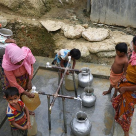  Varias familias sacan agua potable en el campo de refugiados de Teknaf en Bangladesh. REUTERS/Mohammad Ponir Hossain