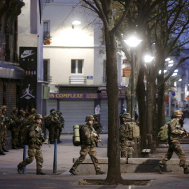 Unidades del Ejército francés se han desplegado en el centro de Saint Denis.- REUTERS.