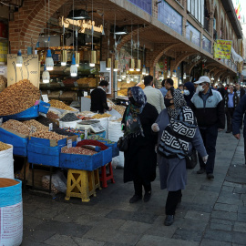 Personas con mascarilla, en el Gran Bazar de Teherán (Irán). WANA/REUTERS/Ali Khara