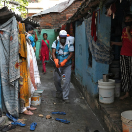 Un empleado municipal desinfecta una zona de chabolas en la localidad india de Kolkata. REUTERS/Rupak De Chowdhuri