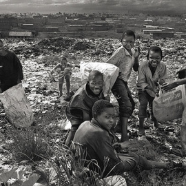 Jóvenes a los que se les llama chokora, que significa basura