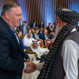 El secretario de Estado Mike Pompeo saluda al negociador talibán Mohammad Abbas Stanikzai en Doha, Qatar, 29 de febrero de 2020.
