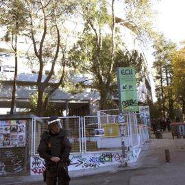 Agentes de la policía custodian el colegio mayor San Juan Evangelista de Madrid. EFE/Angel Díaz