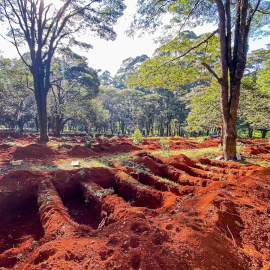 Vista del cementerio durante el entierro de a una victima de COVID-19 este jueves, en el cementerio de Vila Formosa, en São Paulo (Brasil). El cementerio Vila Formosa, en la zona este de São Paulo, es el mayor de América Latina. EFE/ Edson 