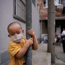 A child wearing a face mask is seen at an old residential compound in Wuhan, the Chinese city hit hardest by the coronavirus disease (COVID-19) outbreak, Hubei province, China May 16, 2020. REUTERS/Aly Song