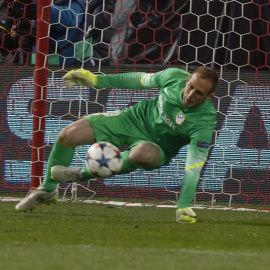 Jan Oblak detiene el penalti de Calhanoglu. /EFE