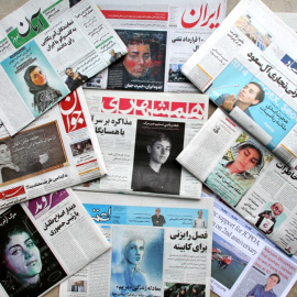 Portadas de los periódicos iraníes con retratos de la científica Maryam Mirzakhani, tras su fallecimiento en julio de 2014, en Nueva York. AFP/ATTA KENARE
