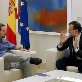 El secretario general de Podemos, Pablo Iglesias, con el presidente del Gobierno, Mariano Rajoy, en su reunión en el Palacio de la Moncloa el pasado 30 de octubre. REUTERS/Juan Medina