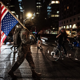 Un manifestante viste ropa militar y lleva la bandera de EEUU durante una protesta en Manhattan contra la muerte violenta del afroamericano George Floyd por un policía blanco en Minneapolis. E.P./Joel Marklund/ZUMA Press/dpa