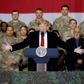 El presidente de EEUU, Donald Trump, dirige unas palabras a las tropas estadounidenses, con el presidente afgano Ashraf Ghani de pie detrás de él, durante una visita a la base aérea de Bagram, Afganistán. REUTERS/Tom Brenner