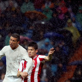Cristiano Ronaldo pugna con Jorge Mere por un balón en el duelo entre el Real Madrid y el Sporting de Gijón. REUTERS/Susana Vera