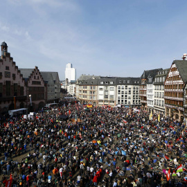 Concentración contra las políticas de austeridad en la UE en el centro histórico de Fráncfort. REUTERS/Kai Pfaffenbach