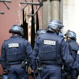 La policía francesa entran en la Iglesia un la iglesia de Saint-Denis después de romper la puerta con un hacha, durante la operación policial para capturar al presunto cerebro de los atentados de París.-  REUTERS / Jacky Naegelen