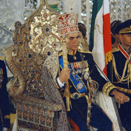 Fotografía de de octubre de 1967, del Shah Mohammad Reza Pahlavi en el Trono del Pavo Real en Teherán, Irán,