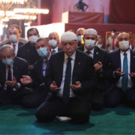  Tayyeb Erdogan reza en el museo Hagia Sophia tras declararle mezquita. REUTERS