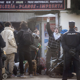 La Policía ha detenido a 45 personas, 43 de ellas por infracción de la ley de Extranjería y dos por reclamación judicial, en el desalojo del colegio mayor San Juan Evangelista, conocido como el 'Johnny', en los alrededores de la Universidad