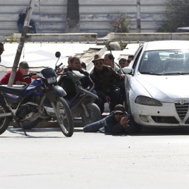 Miembros de las fuerzas de Seguridad tunecinas, toman posiciones en las proximidades del Parlamento en Túnez. - EFE