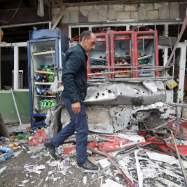 06/10/2020.- El propietario de una tienda comprueba los daños materiales ocasionados tras un bombardeo en el asentamiento de Tazakand, en el enclave separatista de Nagorno Karabaj. / EFE - Aziz Karimov