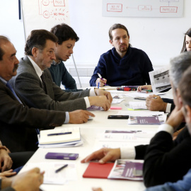 El secretario general de Podemos, Pablo Iglesias, durante la reunión que ha mantenido con representantes de pymes y autónomos, en la sede del Partido, en Madrid. EFE/Sergio Barrenechea