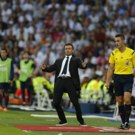 Luis Enrique en la banda del Santiago Bernabéu en el clásico de la temporada pasada. /EFE