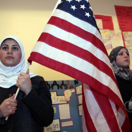  Una joven musulmana con una bandera de Estados Unidos (REUTERS/Rebecca Cook)
