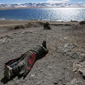 Un hombre tibetano se tumba cerca del lago Namtso en la Región Autónoma del Tíbet, China 18 de noviembre de 2015. REUTERS / Damir Sagolj