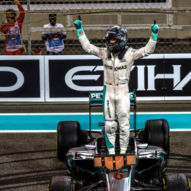 Nico Rosberg celebra la victoria del Mundial. EFE/EPA/SRDJAN SUKI