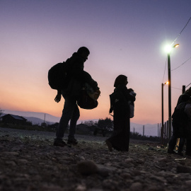 Migrantes y refugiados entraban anoche en un campo de registro después de cruzar la frontera entre Grecia y Macedonia cerca de Gevgelija. AFP / DIMITAR DILKOFF