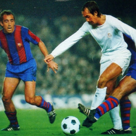 Asensi junto a Stilike en un choque entre Barcelona y Real Madrid en 1977.