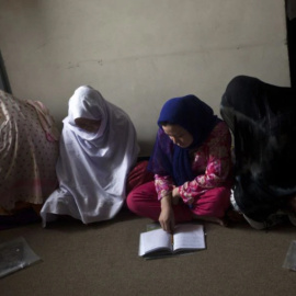 La artista afgana Kubra Khademi denuncia la inseguridad de la mujer al caminar por las calles de su país. 