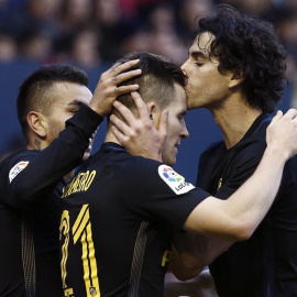 El delantero del Atlético Kevin Gameiro (c) celebra con sus compañeros el gol marcado ante el Osasuna. EFE/Jesús Diges