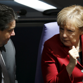 La canciller alemana Angela Merkel conversa con el ministro de Economía, Sigmar Gabriel, durante el debate de este jueves en el Bundestag. REUTERS/Fabrizio Bensch