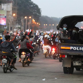  Miles de personas protestan en Myanmar este domingo. EFE/EPA/MAUNG LONLAN