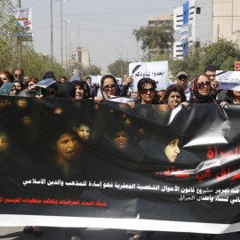 Manifestantes iraquíes sostienen una pancarta durante una manifestación contra el borrador de la Ley del Estatuto Personal "Al-Jaafari", durante el Día Internacional de la Mujer, en Bagdad en 2014. REUTERS / Thaier al-Sudani